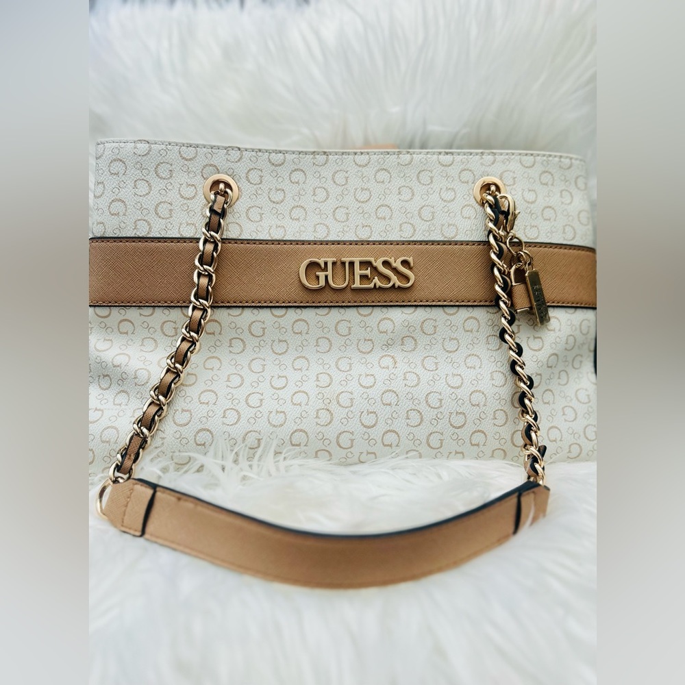 Beautiful comfortable bag, Guess brand.